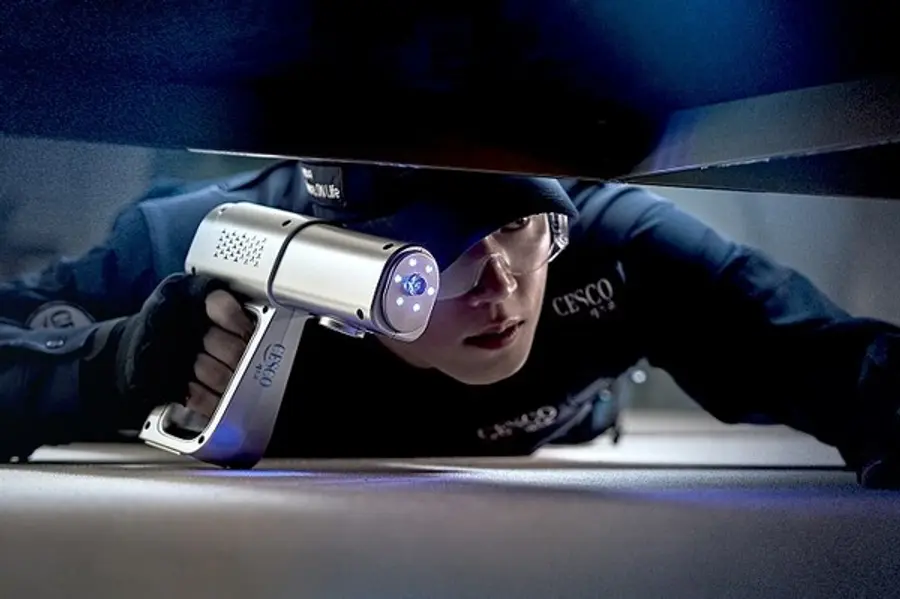 세스코 환경위생전문가가 바퀴벌레 서식지를 모니터링하는 모습. 