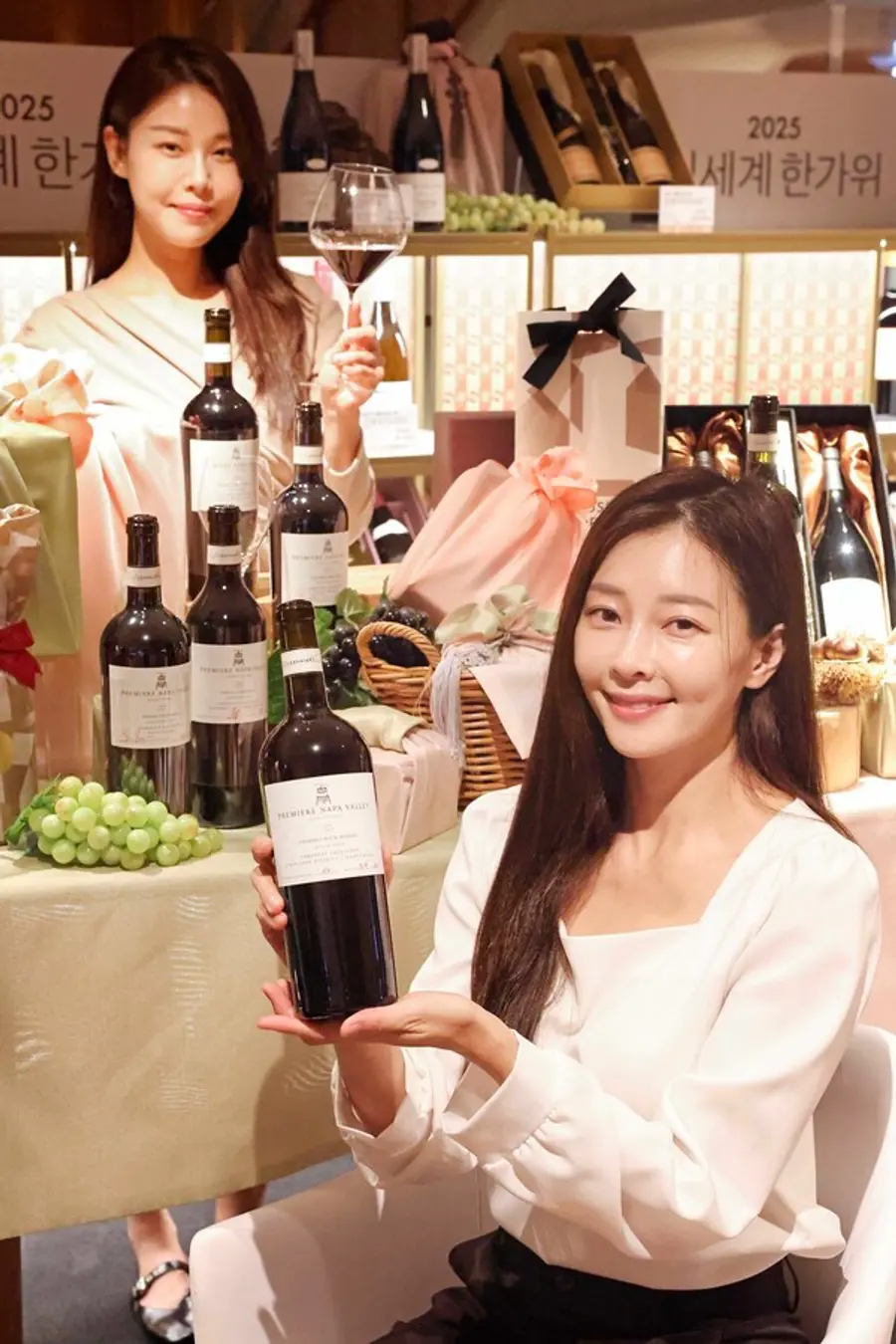 신세계백화점 강남점 하우스오브신세계 1층 와인셀라에서 모델들이 상품(나파밸리 와인)을 소개하고 있다. (사진제공=신세계백화점)