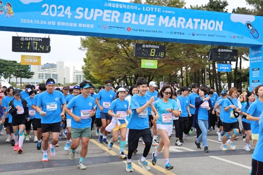  * 지난해10월 서울 마포구 평화의공원 일대에서 개최한 2024 슈퍼 블루마라톤에서 참가자들이 힘차게 출발하고 있다.