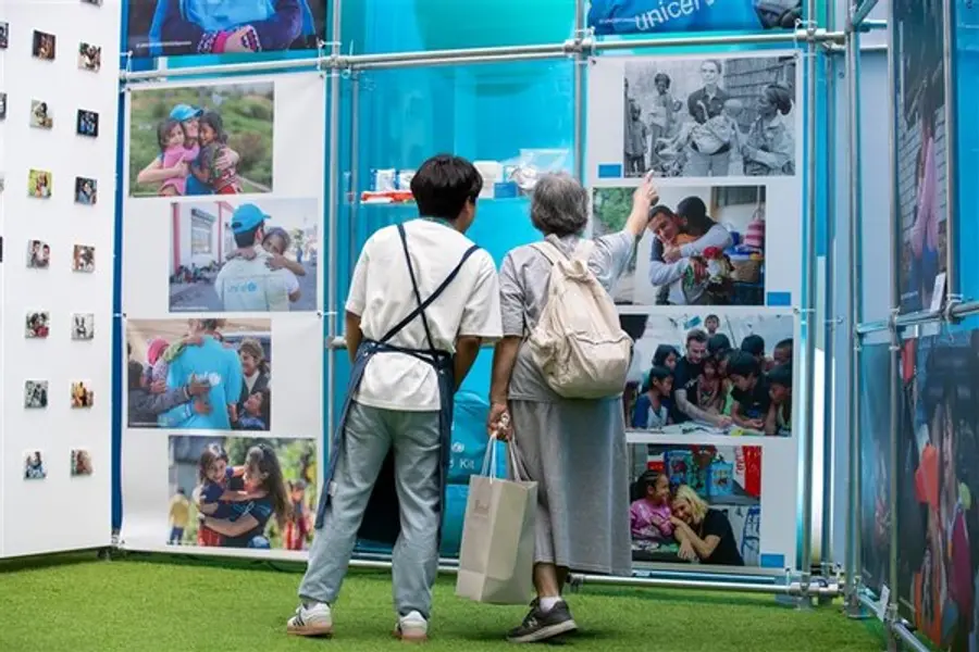아브뉴프랑 광교점 방문객들이 '허그 캠페인'의 일환으로 전시중인 사진전을 관람하고 있다.(사진=호반그룹)