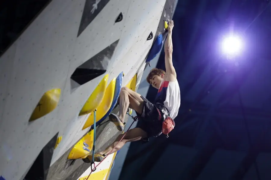 서울 스포츠클라이밍 & 파라클라이밍 세계선수권대회 리드종목 금메달을 획득한 이도현 선수 경기 장면 (사진=대한산악연맹)