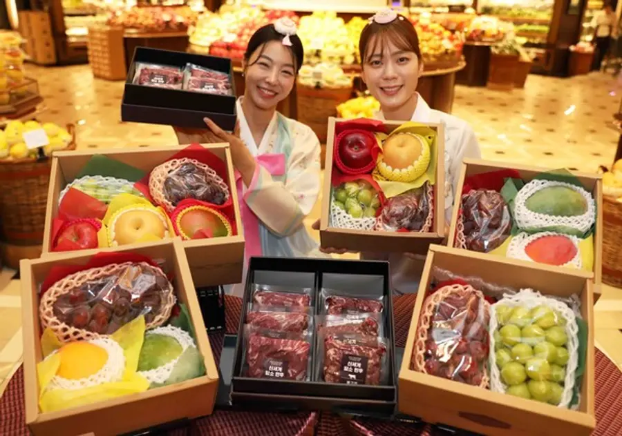 신세계백화점 강남점 지하 1층 신세계마켓에서 모델들이 '이지픽업' 선물 세트를 소개하고 있다. (사진제공=신세계백화점) 