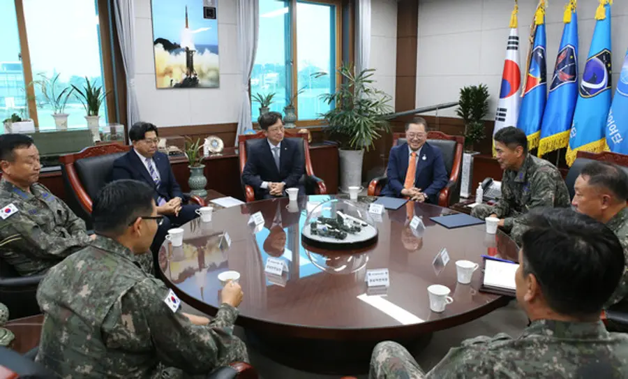 박일준 대한상의 상근부회장 및 관계자들이 이승용 공군 미사일방어사령부 사령관과 환담을 하고 있다.