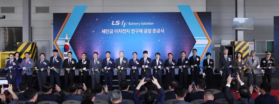 LLBS 준공식에 참석한 주요 관계자들이 테이프 커팅식을 진행하고 있다. (좌 5번째부터) 구동휘 LS MnM 대표, 명노현 LS 부회장, 문승우 전북도의회 의장, 김관영 전북도지사, 구자은 LS 회장, 정경수 LLBS 대표, 허제홍 엘앤에프 이사회의장, 김의겸 새만금개발청장 (사진=LS)