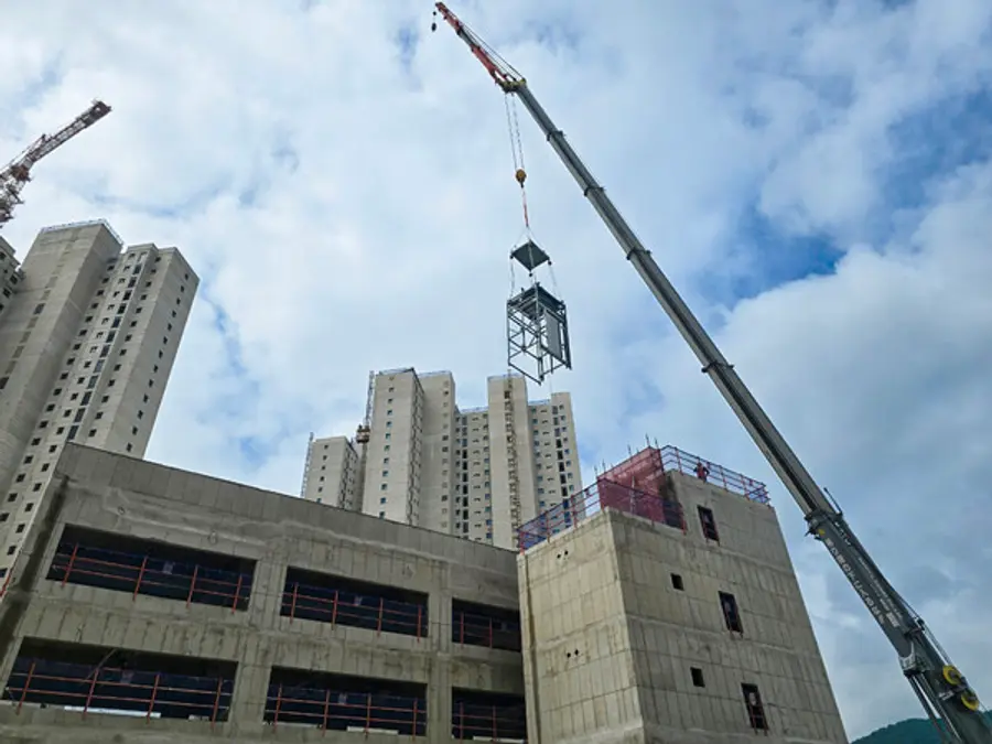힐스테이트 이천역 현장에 모듈러 승강기를 설치하는 모습 (사진제공=현대건설)