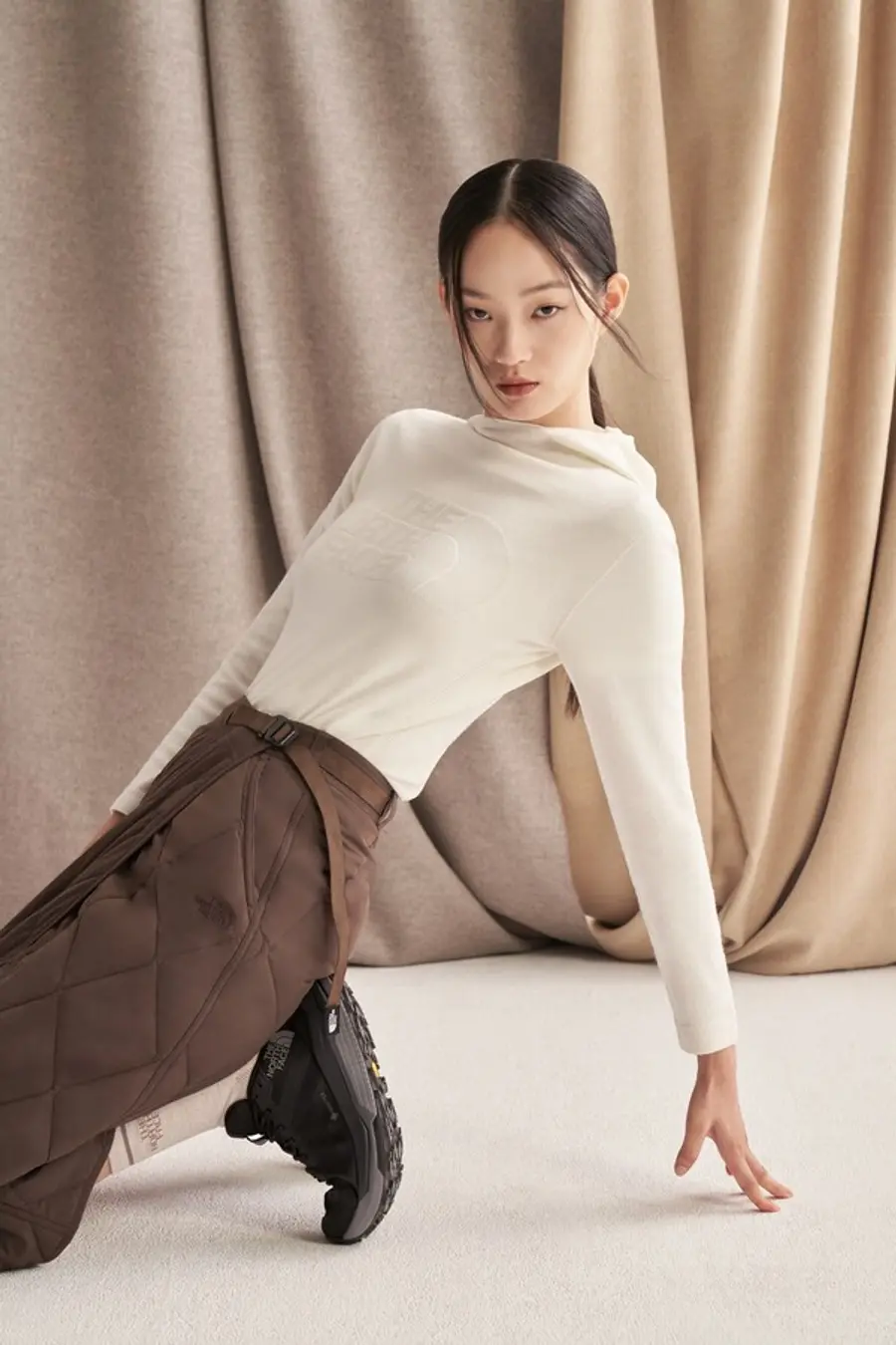 ‘여성용 시온 후디’를 착장한 노스페이스 홍보대사 신현지 (사진제공=노스페이스)