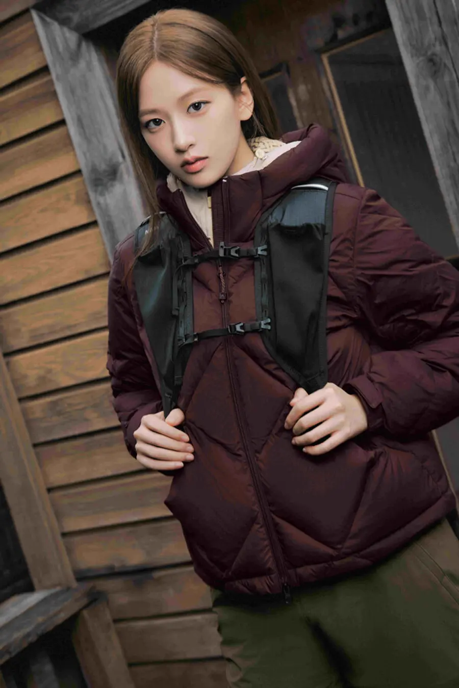 네파 '에어 써밋'을 입은 안유진 (사진=네파)