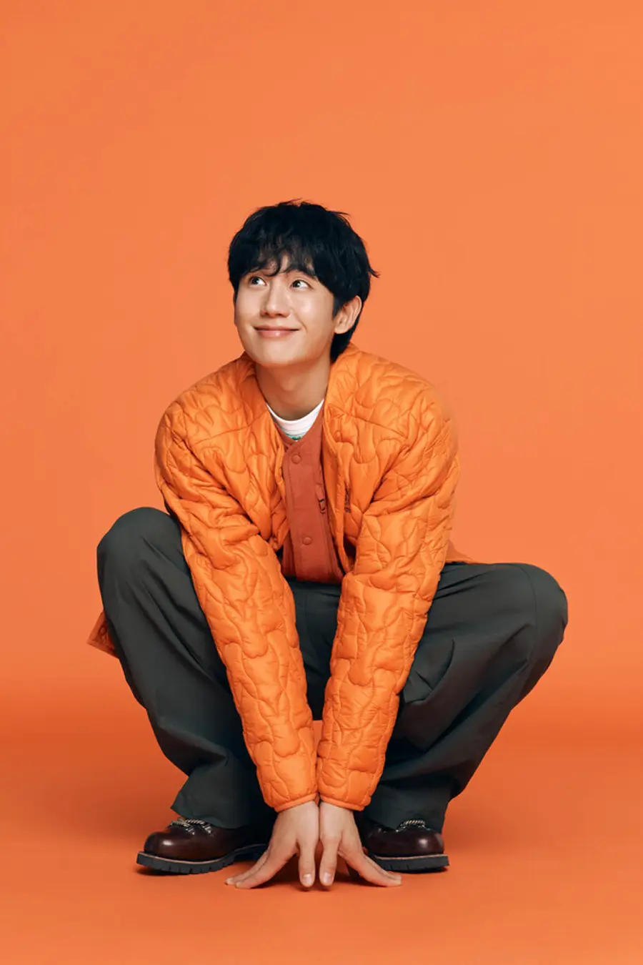 래빗 경량 패딩을 입은 배우 정해인 (사진=디오디)