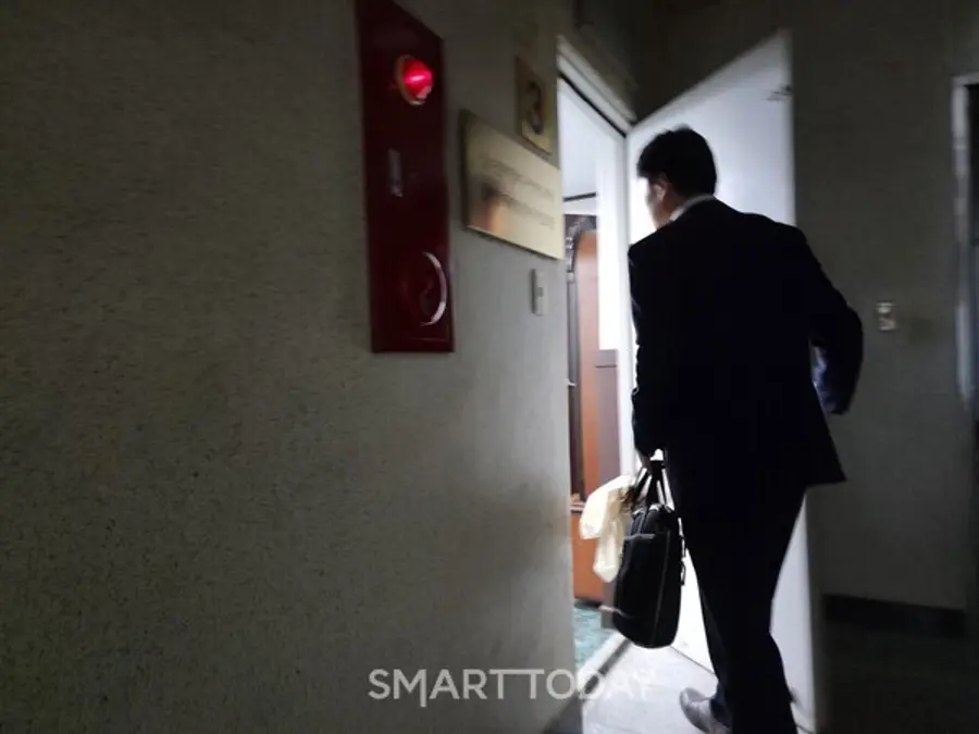 서울시 관계자가 성수1지구 조합 실태조사를 위해 사무실을 방문하고 있다. 출처=김종현 기자