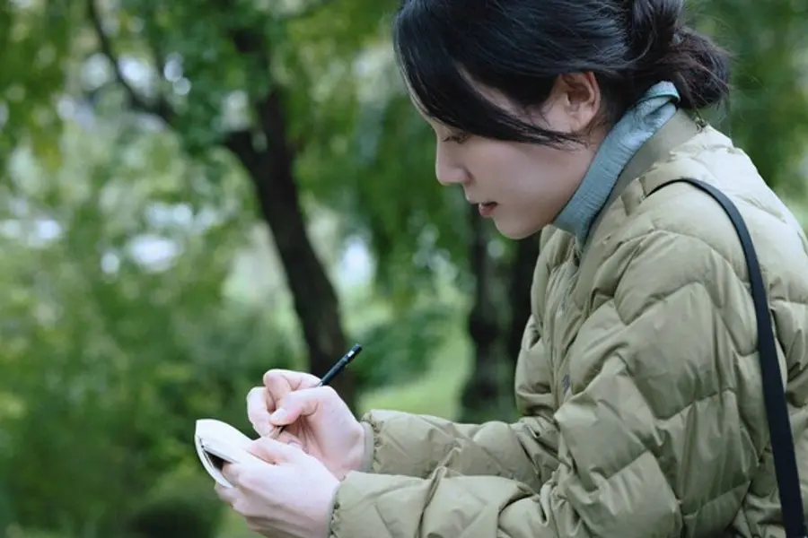 코오롱스포츠가 사진작가 하시시박과 함께 한 솟솟다운 캠페인을 공개했다. 사진은 그림작가 박연경 (사진제공=코오롱FnC)