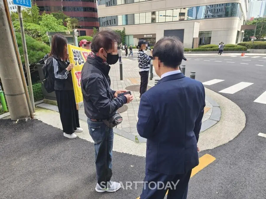 부영애시앙 영업소장이 입주민에 '부영 계열사 대표이사와의 면담'을 안내하고 있다. 출처=김종현 기자