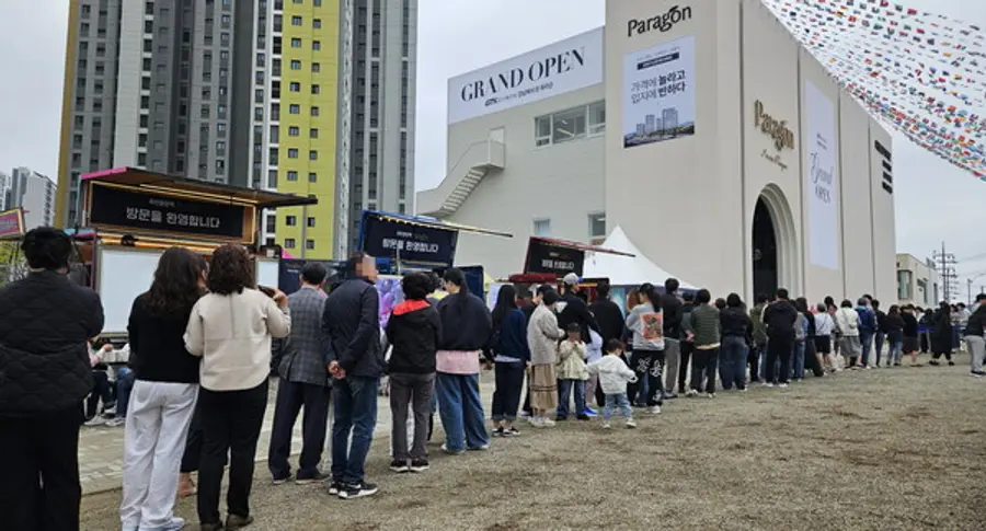 ‘회천중앙역 파라곤’ 견본주택을 찾은 인파 (사진제공=라인그룹)