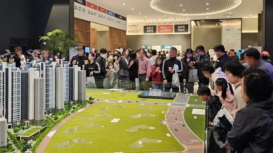 김포풍무 호반써밋 견본주택에 많은 인파가 운집해 있다. (사진제공=호반건설)