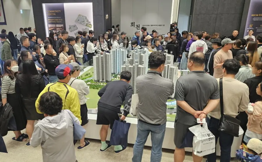 ‘회천중앙역 파라곤’ 견본주택에 주말동안 1만 7천여 명이 방문했다. (사진제공=라인그룹)