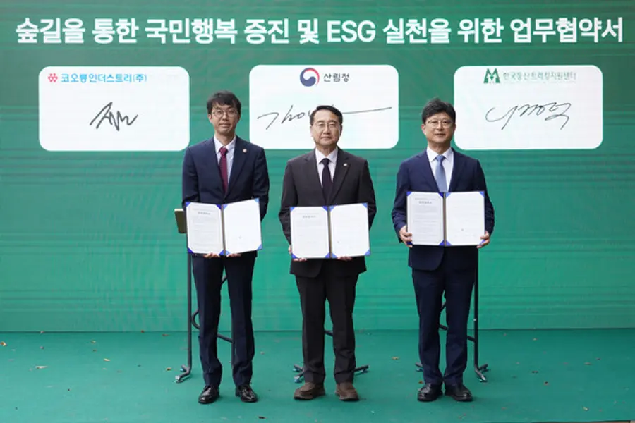 코오롱스포츠·산림청·한국등산트레킹지원센터가 참여하는 ‘숲길을 위한 국민행복 증진 및 ESG 실천’을 위한 업무협약식 현장 사진. (왼쪽부터) 코오롱FnC 김정훈 상무, 산림청 김인호 청장, 한국 등산트레킹지원센터 서경덕 이사장 (사진제공=코오롱스포츠)