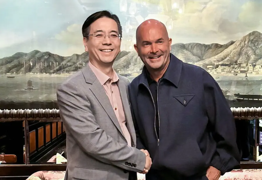 현대건설 이한우 대표(왼쪽)와 페르미 아메리카 토비 노이게바우어 CEO(오른쪽)가 홍콩에서 본 프로젝트의 후속 사업 진행에 대한 협력 방안 등을 논의한 후 기념사진을 촬영하고 있다. (사진=현대건설)