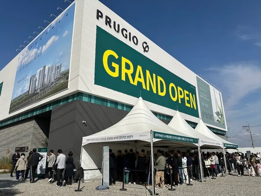 ’풍무역 푸르지오 더 마크’ 견본주택 입장을 위해 줄을 선 방문객들의 모습 (사진제공=대우건설)