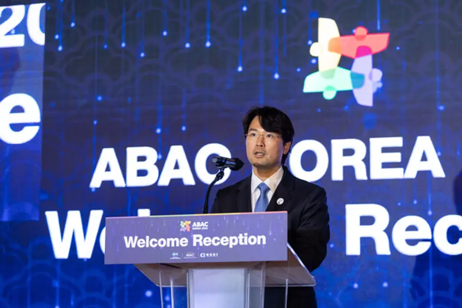 이규호 코오롱그룹 부회장이 지난 26일 부산에서 개최된 2025 APEC 기업인자문위원회(ABAC) 4차 회의에서 환영사를 하고 있다. 이 부회장은 올해 신설된 ABAC 바이오헬스케어워킹그룹(BHWG) 의장으로 활동해왔다. (사진제공=코오롱)