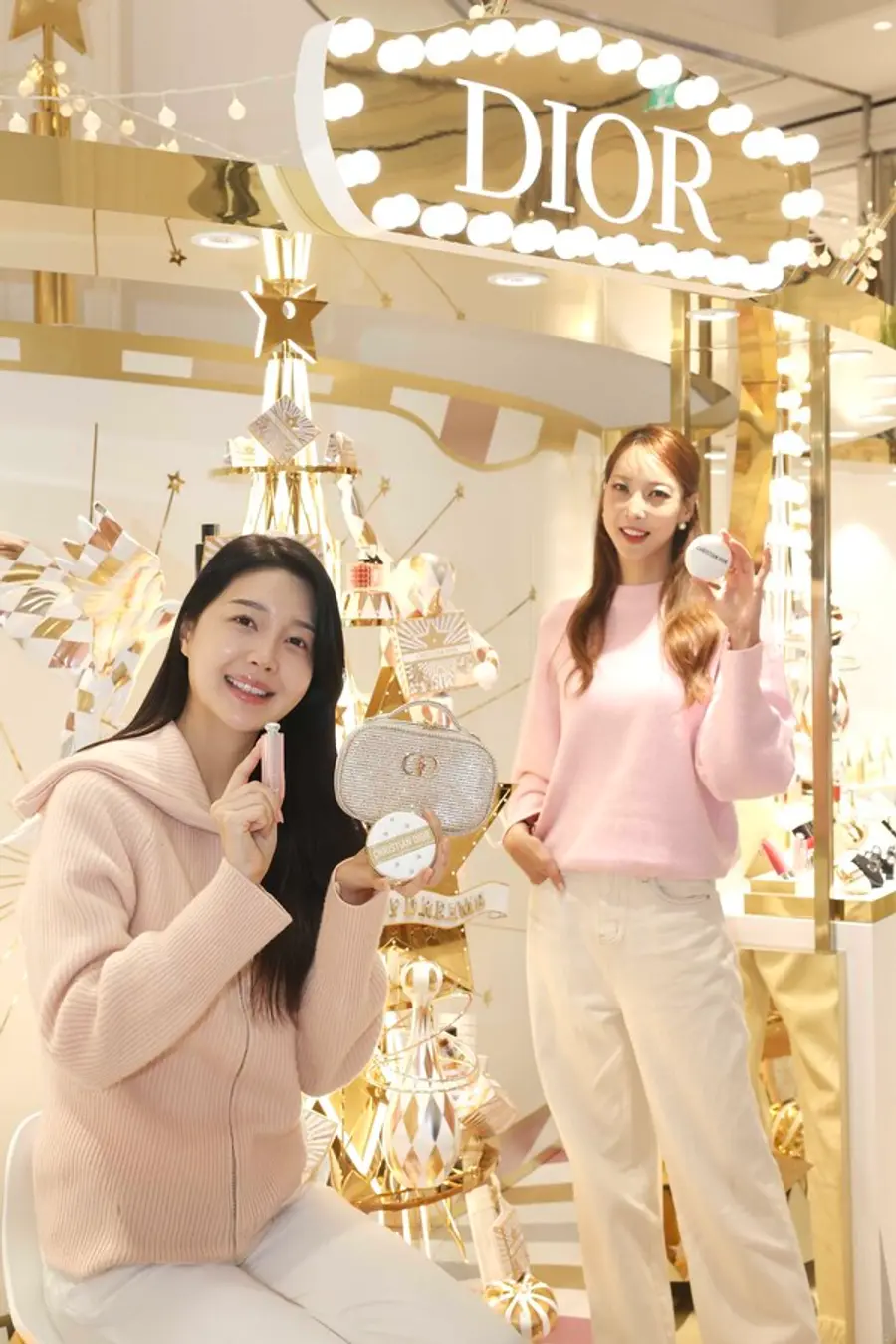 신세계 강남점 1층 더 스테이지에서 모델들이 '디올 홀리데이 팝업' 제품을 소개하고 있다. (사진제공=신세계백화점)