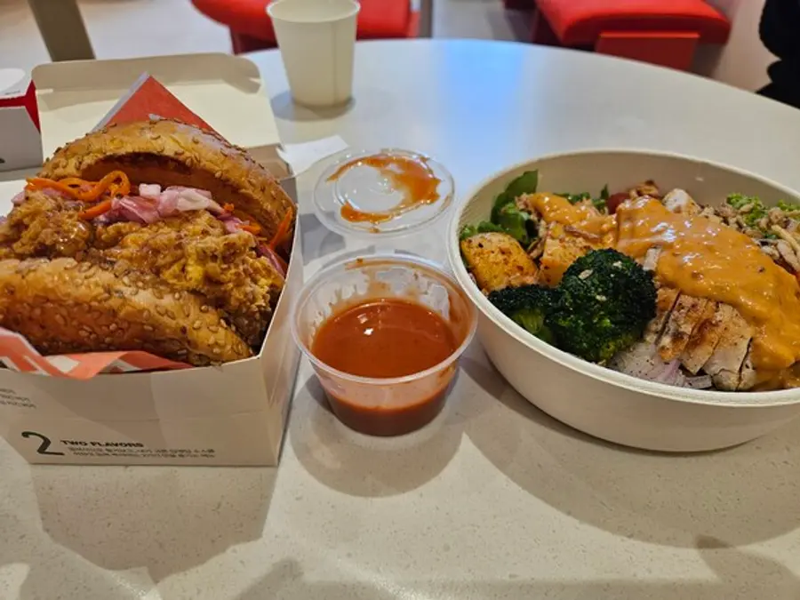 (왼쪽부터) 허니 딥 치킨버거, 수비드 치킨 보울.