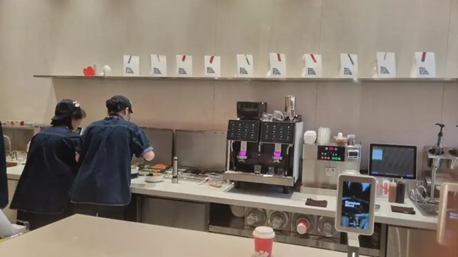 매장 운영 첫날, 조리대에서 샐러드 보울을 만드는 모습. (사진=황태규 기자)