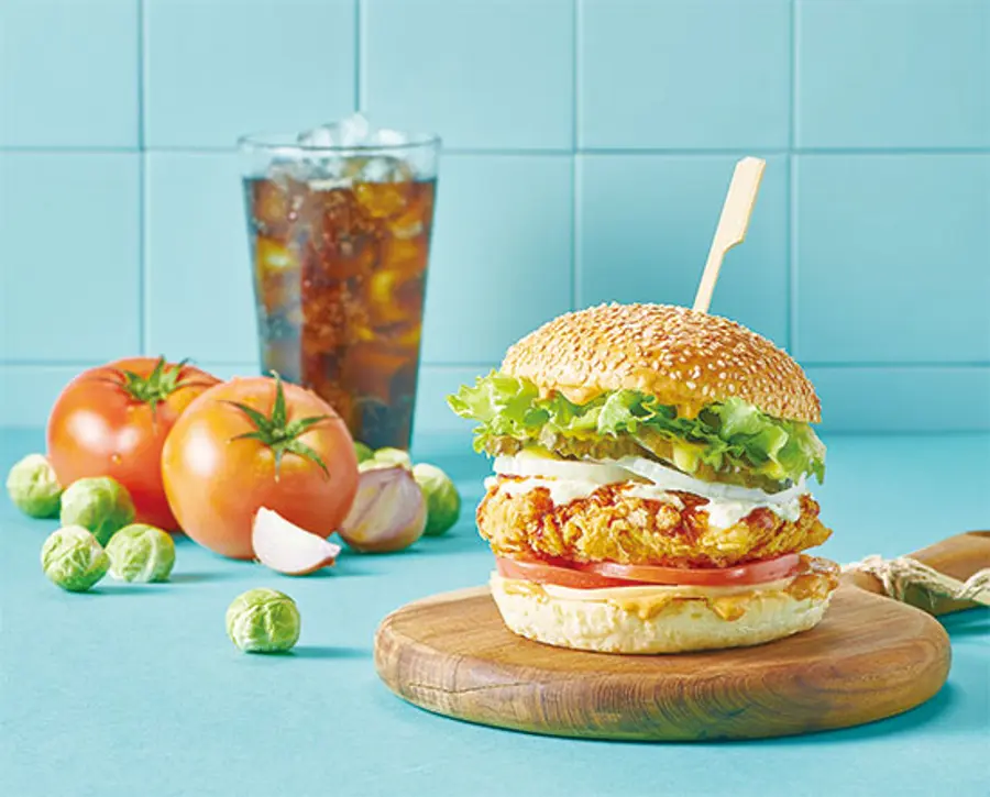 교촌에프앤비는 지난 2020년 닭 가슴살 패티를 사용하는 교촌리얼치킨버거를 출시했다. (사진=교촌에프앤비)