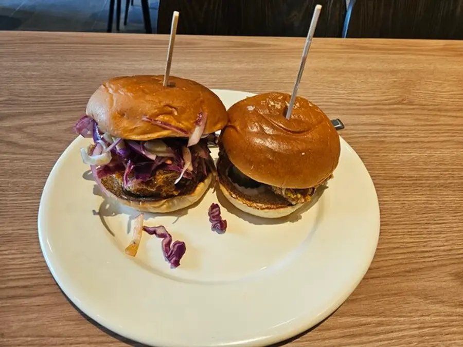 (왼쪽부터) 코울슬로 치킨버거, 콰삭 치킨버거. (사진=황태규 기자)