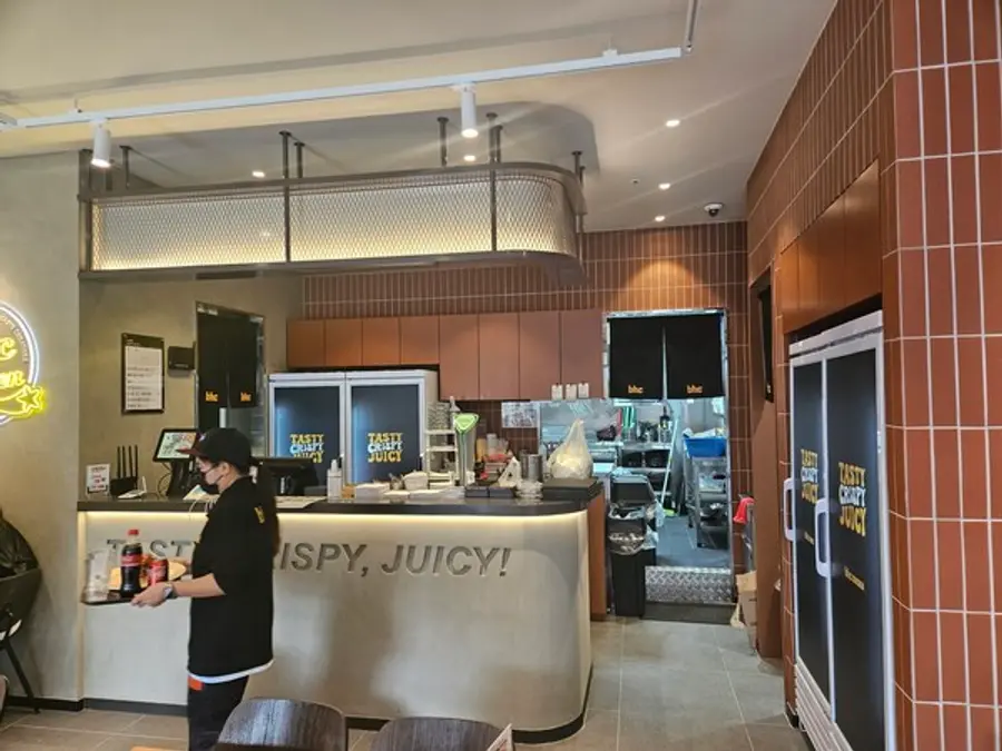 손님이 주문한 메뉴를 전달하는 매장 직원의 모습. (사진=황태규 기자)