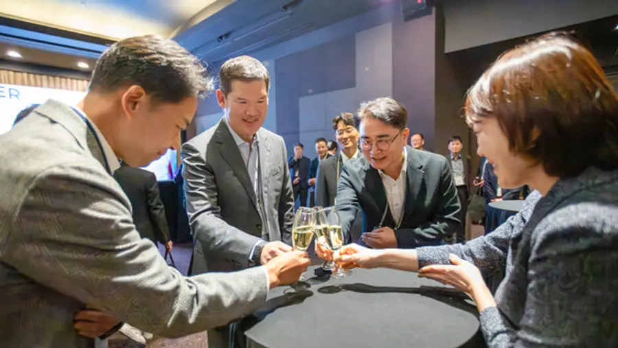 허윤홍 GS건설 대표(사진 왼쪽에서 두 번째)와 협력사 대표들이 ‘그랑 파트너스 피에스타’에서 의견을 나누고 있다. (사진제공=GS건설)