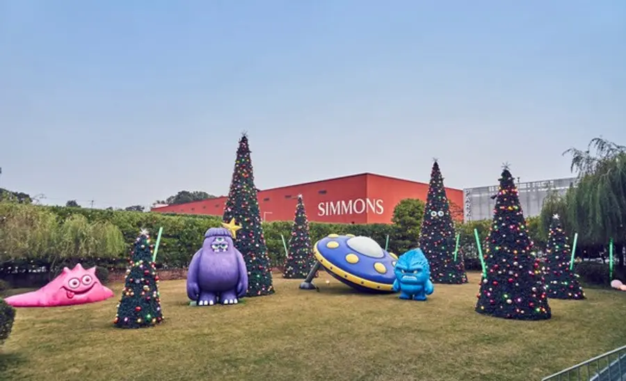 시몬스가 경기도 이천 복함문화공간 시몬스 테라스에 크리스마스 트리 및 일루미네이션을 선보인다. (사진제공=시몬스)