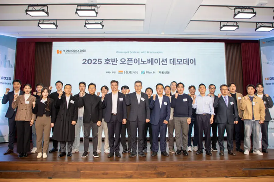 호반그룹이 지난 6일 서울 서초구 호반파크에서 ‘2025 호반 오픈이노베이션 데모데이’를 진행했다. 문갑 호반건설 경영부문 대표(앞줄 오른쪽 여섯번째)와 스타트업 관계자들이 기념촬영을 하고 있다. (사진제공=호반그룹)