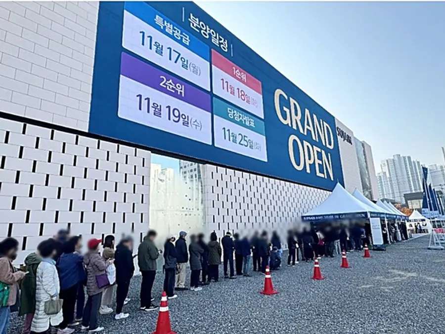 풍무역세권 수자인 그라센트 견본주택 입장을 위해 방문객들이 줄지어 서있다.(사진제공=BS한양)