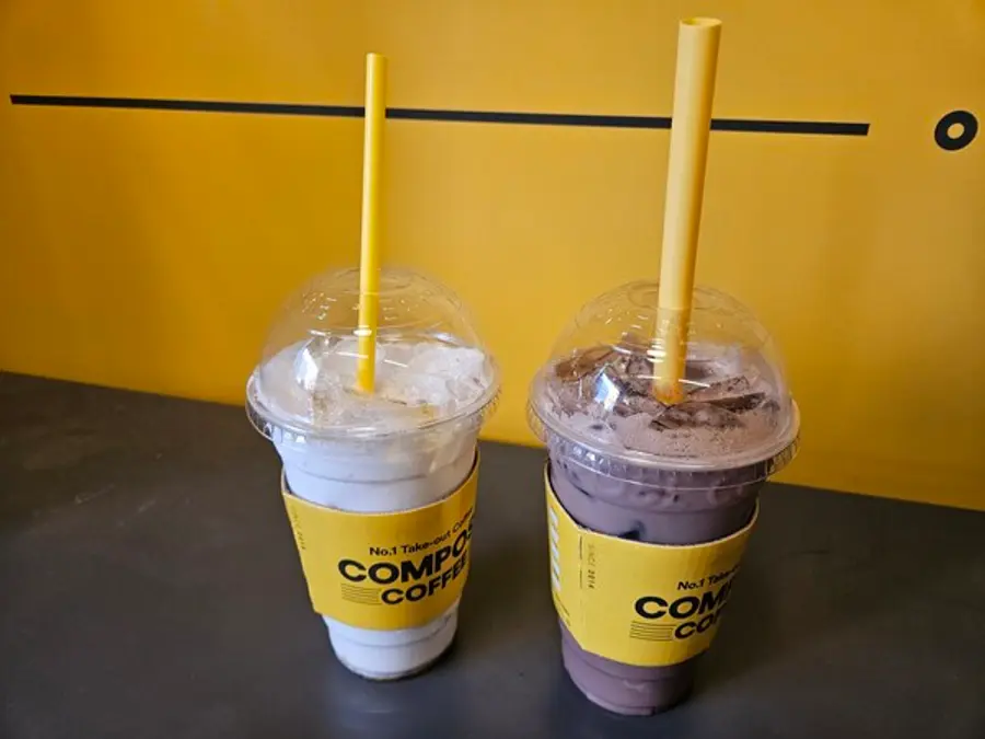 컴포즈커피가 내놓은 신메뉴 '부여 밤 라떼'(왼쪽)와 '부여 밤 생초콜릿 라떼' (사진=황태규 기자)