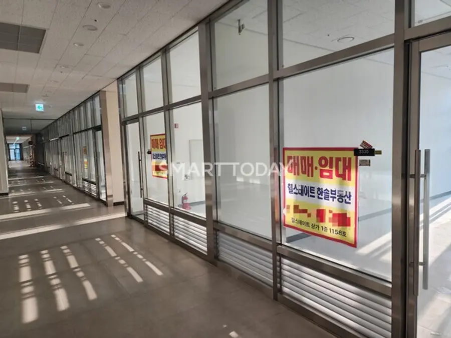 힐스테이트 지금디포레 상가 3층 풍경. 가게가 들어선 공간을 찾기 힘들 만큼 공실이 많이 있다. 출처=김종현 기자