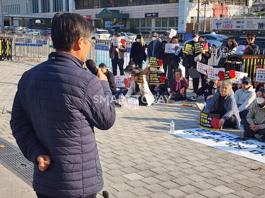 갈현1구역 조합원 모임 집회 현장에 방문한 은평구청 관계자가 발언하고 있다. 출처=김종현 기자