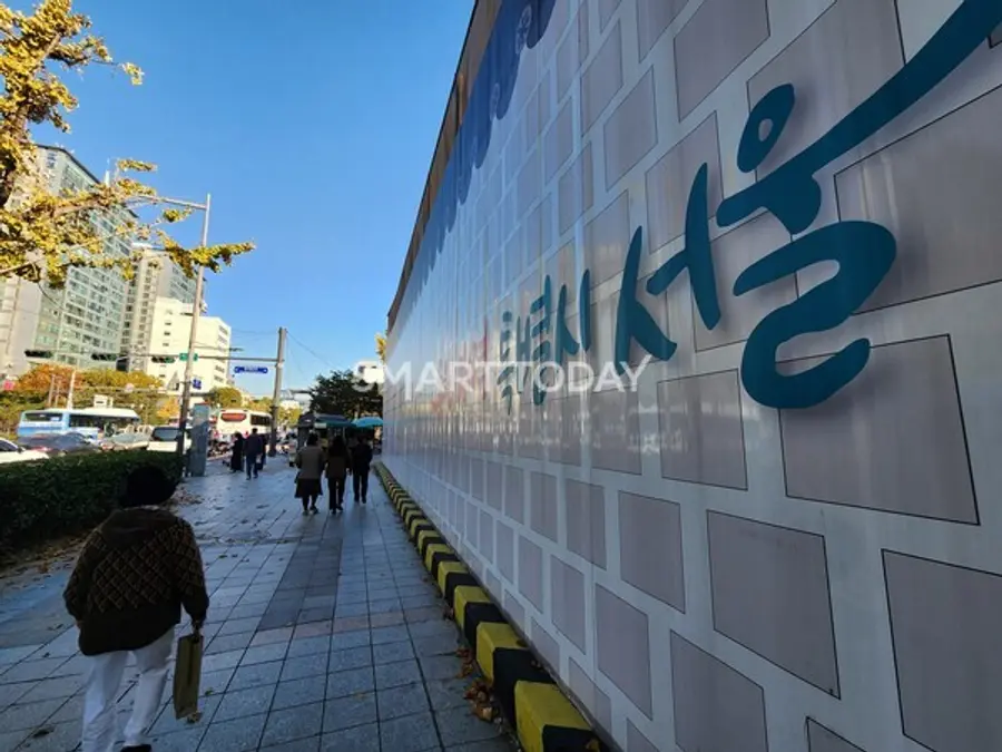 시민들이 세운4구역 재개발 지구 공사 현장을 지나고 있다. 출처=김종현 기자