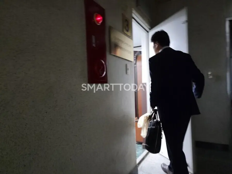 성수1지구 실태조사를 위해 서울시 관계자가 조합 사무실을 방문하고 있다. 출처=김종현 기자