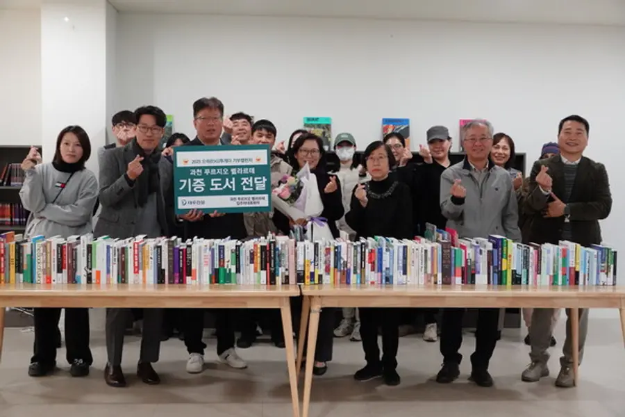 대우건설이 으쓱(ESG)투게더 기부 챌린지’에 참여한 과천 푸르지오 벨라르테 입주민들을 위해 단지 내 푸른도서관에 도서를 기부했다. (사진제공=대우건설)