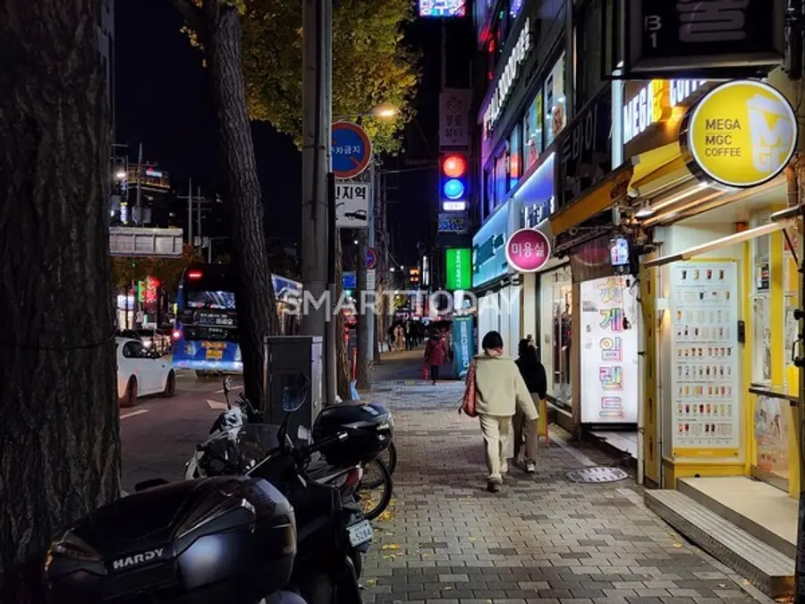 지난 19일 오후 6시 경 촬영한 가야위드안 반경 300m 내외 골목. 퇴근 시간임에도 상권 인근 거리가 한산하다. 출처=김종현 기자