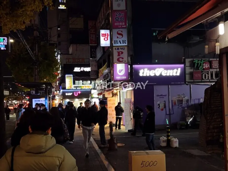 지난 19일 오후 6시 10분 경 촬영한 신림역 일대 상권. 가야위드안 일대 상권보다 많은 시민들이 거리를 지나다니며 상점을 방문하고 있다. 출처=김종현 기자