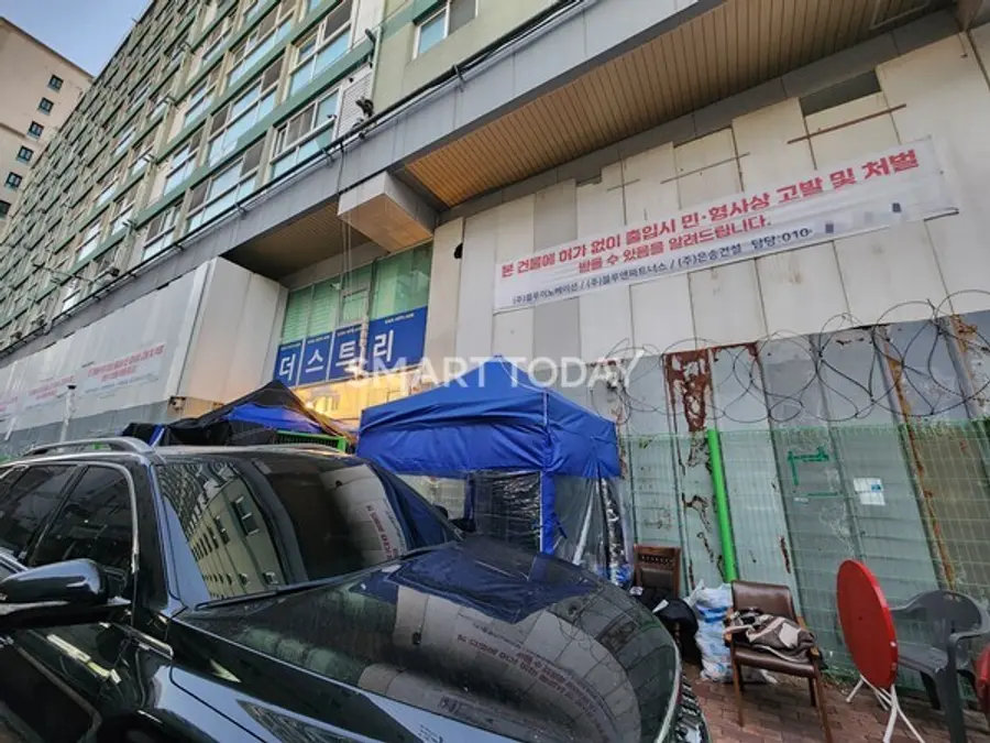 가야위드안 입구에 출입을 감시하는 용역이 드나드는 천막이 쳐져 있다. 출처=김종현 기자