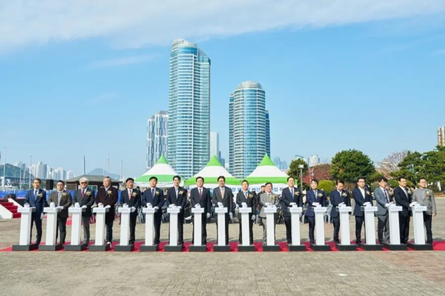 아이파크마리나와 HDC현대산업개발은 24일 부산 수영만요트경기장 재개발 착공식을 진행했다. (사진 왼쪽 일곱 번째부터 오른쪽으로) 주진우 국회의원, 안성민 부산시 의회 의장, 박형준 부산시장, 이성용 아이파크마리나 대표, 정경구 HDC현대산업개발 대표. 