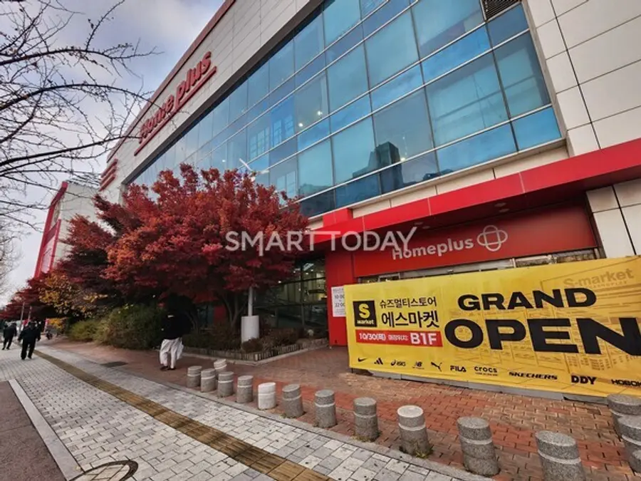 시민들이 홈플러스 인천 인하점 앞을 지나가고 있다. 출처=김종현 기자