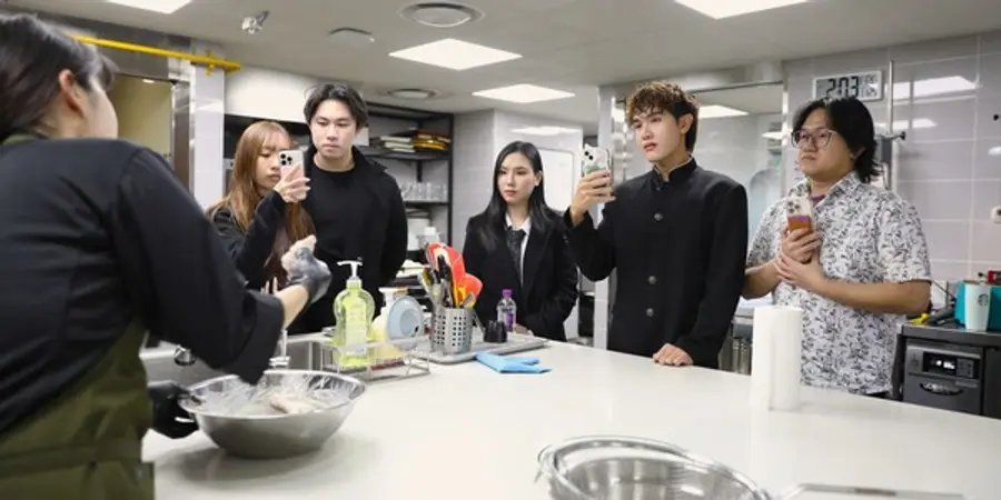 다이닝브랜즈그룹 R&D센터에서 해외 고객들이 뿌링클 시연을 구경하고 있다. (사진=BHC)