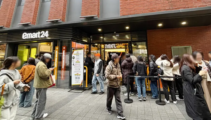 이마트24가 서울 성수동에서 27일 프리오픈한 플래그십스토어 ‘트렌드랩 성수점’ 내부로 들어가기 위해 대기 중인 고개들. 이마트24 제공.