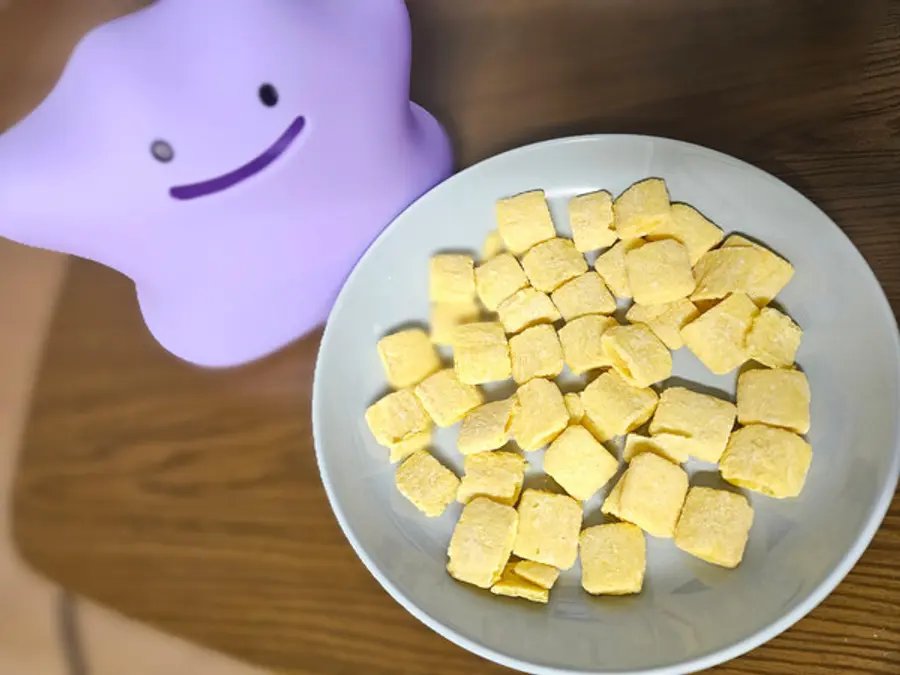 접시로 옮겨 담은 'HBM 칩스'. (사진=황태규 기자)