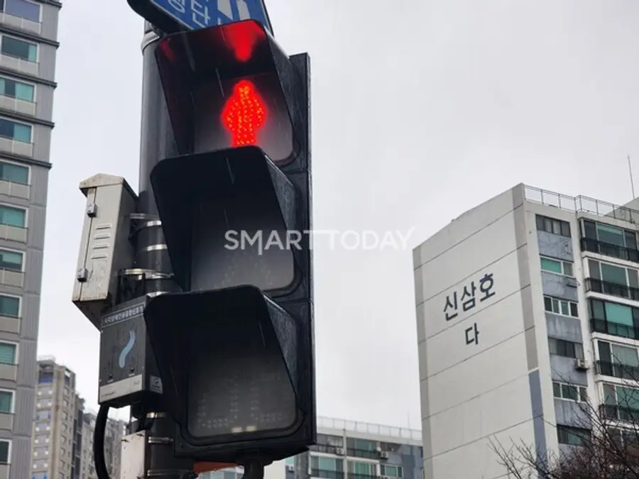 방배신삼호 아파트 입구의 횡단보도에 적색 등이 켜져 있다. 출처=김종현 기자