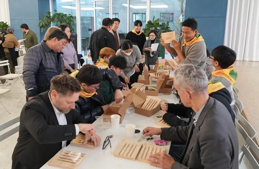 현대엔지니어링 '기프트하우스 플랜비: 벌, 집을 짓다' 전시회에서 참석자들이 야생벌집을 만들고 있다.