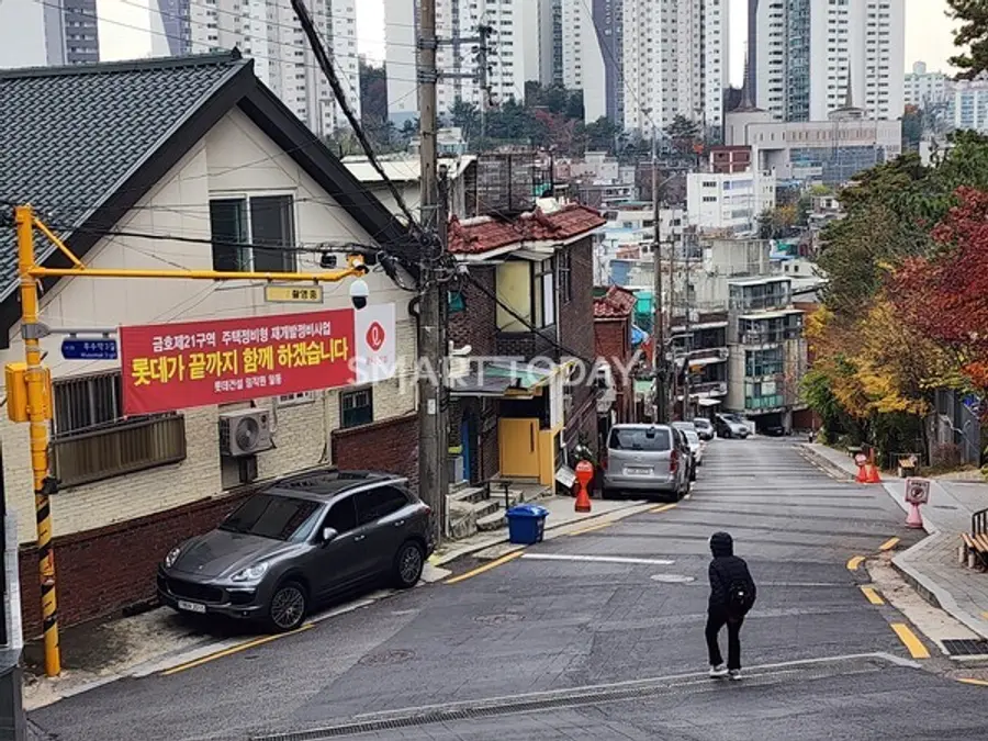 금호21구역 길가에 롯데건설 홍보 현수막이 걸려 있다. 출처=김종현 기자