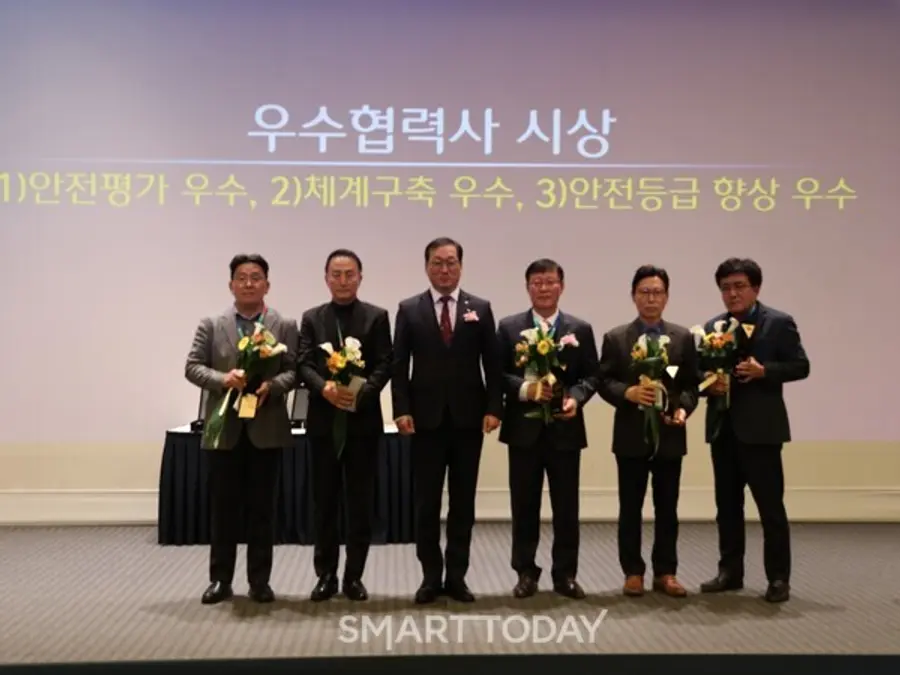 ‘안전일터 조성 협력사 공동선언식’에서 안전 우수 협력사로 수상한 업체 대표와 CJ대한통운 건설부문 민영학 대표이사가 기념 촬영을 하고 있다. (사진제공=CJ대한통운 건설부문)